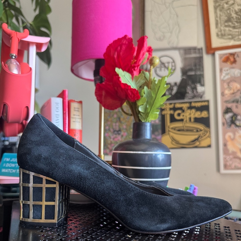 ELEGANT CAGED ACCENT PUMPS.